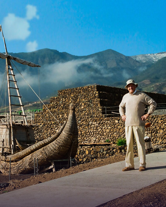 Instantánea de Thor Heyerdahl en Pirámides de Güímar junto a una embarcación de junco.